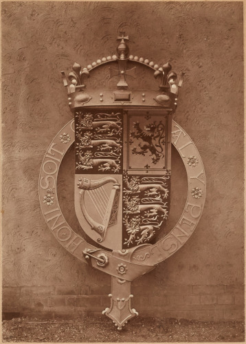 Photograph of the coat of arms of King Edward VII hanging in Middle Temple Hall, 1907 (MT/19/ILL/D/D2/12)