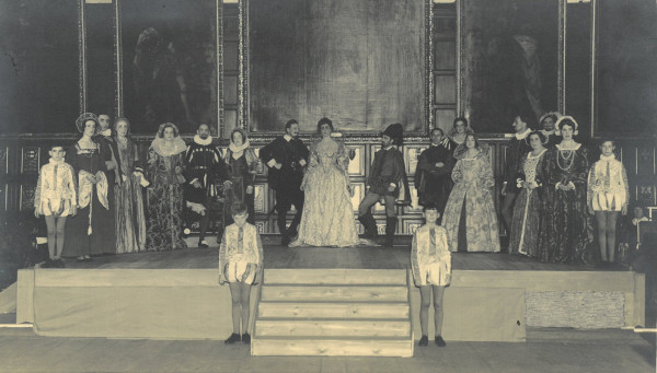 Photograph of the full cast of a production of Twelfth Night held in Middle Temple Hall, 10 February 1897 (MT/19/PHO/2/1)