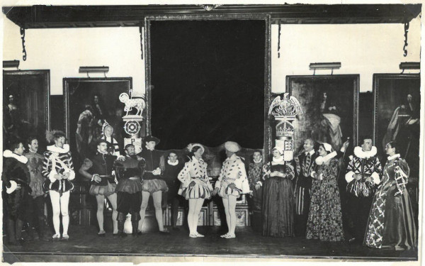 Photograph of the cast of a production of Twelfth Night performed by the Holywell Players, 1934 (MT/19/PHO/2/3/5)