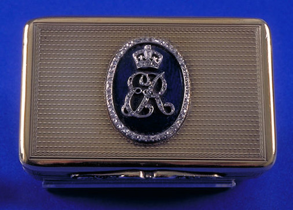 Silver-gilt snuff box given by Queen Elizabeth to the Middle Temple at the Joint Bench Dinner, 20 July 1949