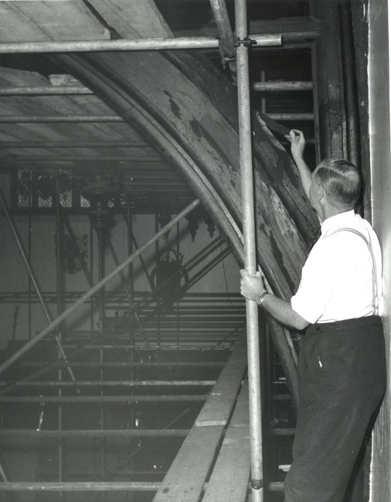 Photograph of the roof taken during inspection and repairs, 1964 (MT/6/RBW/325)
