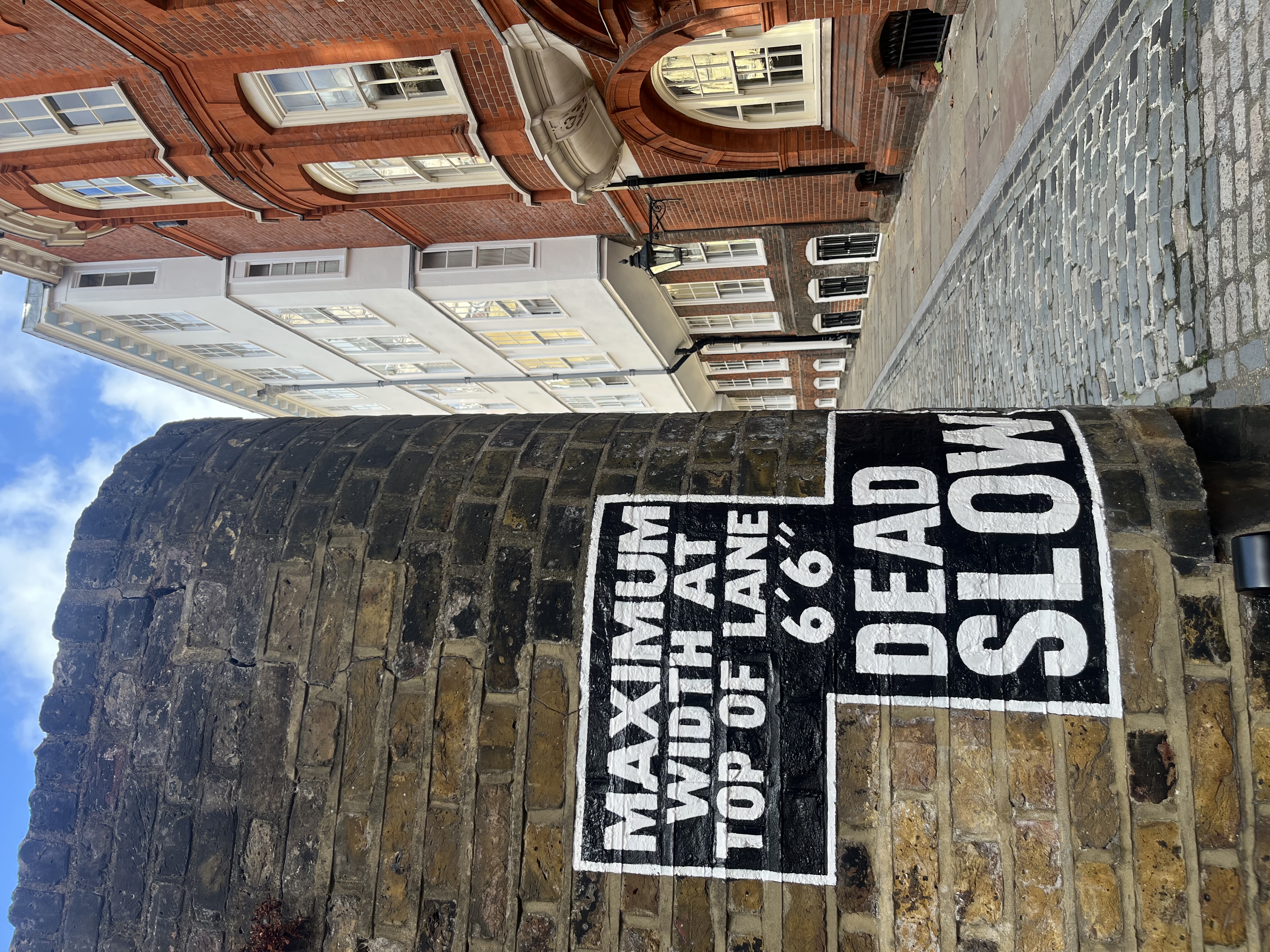 Dead Slow sign on Middle Temple Lane