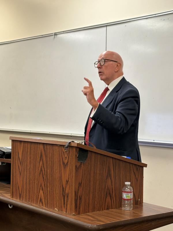 Master Andrew Hochhauser giving a lecture on advocacy 